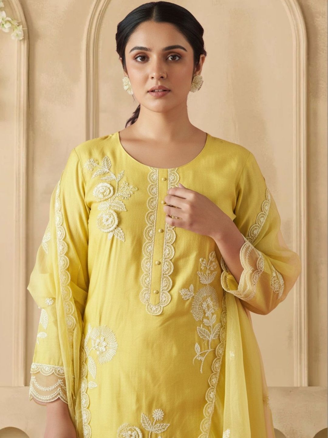 Women Floral Embroidered Regular Thread Work Kurta with Trousers & With Dupatta