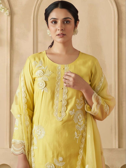 Women Floral Embroidered Regular Thread Work Kurta with Trousers & With Dupatta