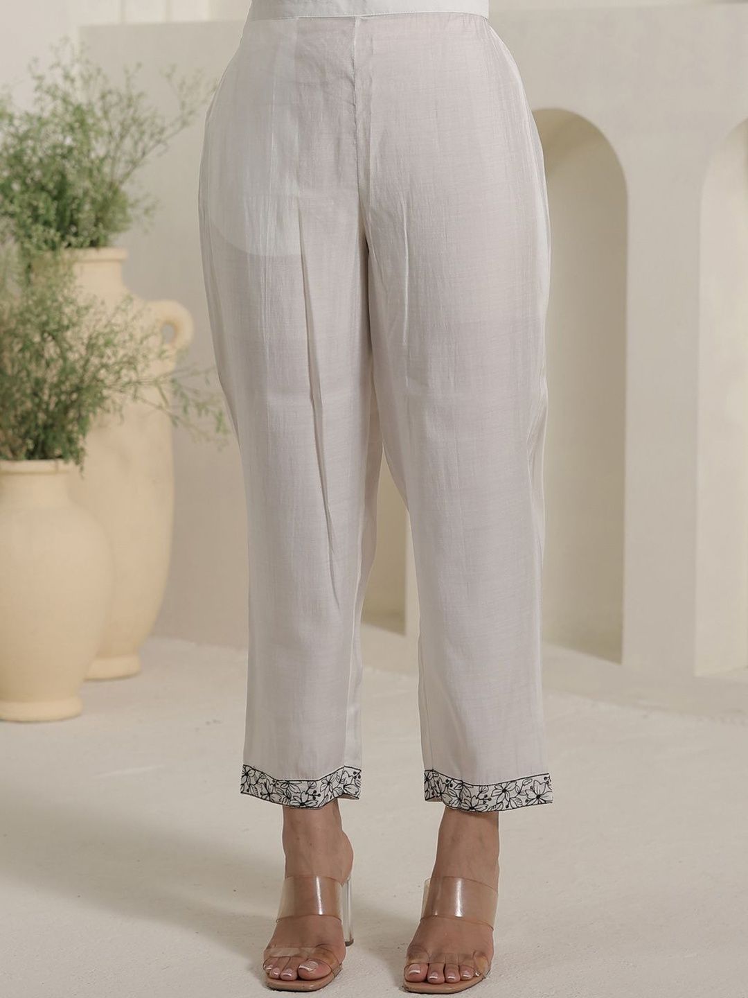 Women Floral Embroidered Thread Work Kurta With Trousers & Dupatta Kurta Sets