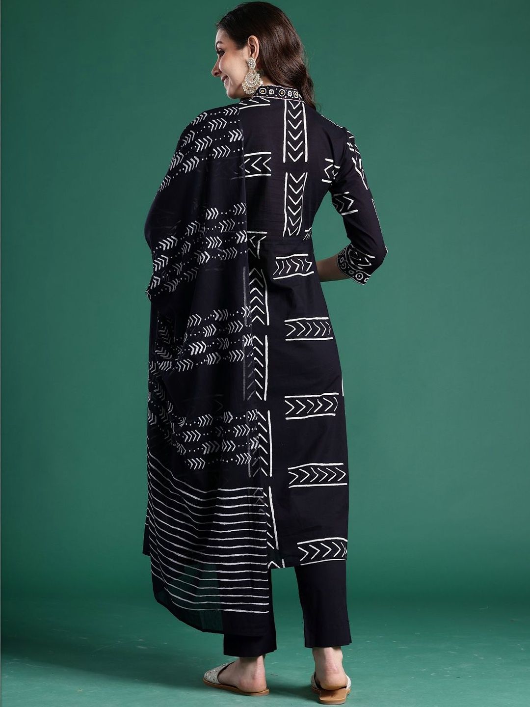 Women Printed Empire Thread Work Pure Cotton Kurta with Trousers & With Dupatta