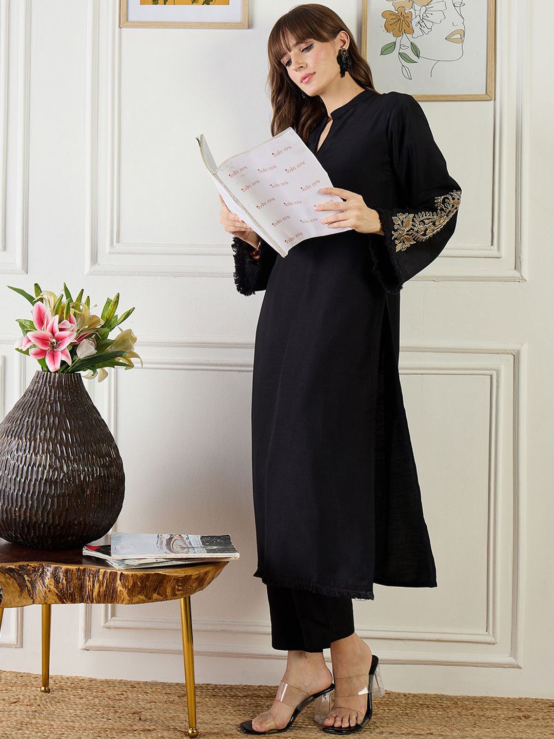 Paisley Embroidered Thread Work Mandarin Collar Straight Kurta With Trouser