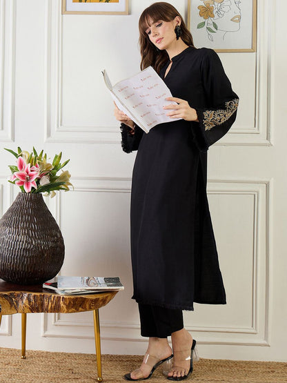 Paisley Embroidered Thread Work Mandarin Collar Straight Kurta With Trouser