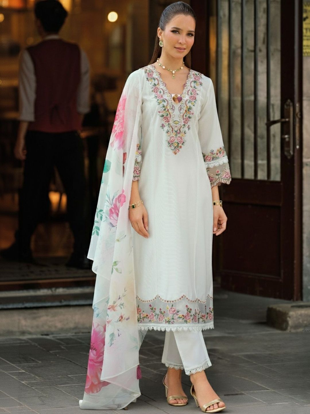 Women Floral Embroidered Regular Thread Work Kurta with Trousers & With Dupatta