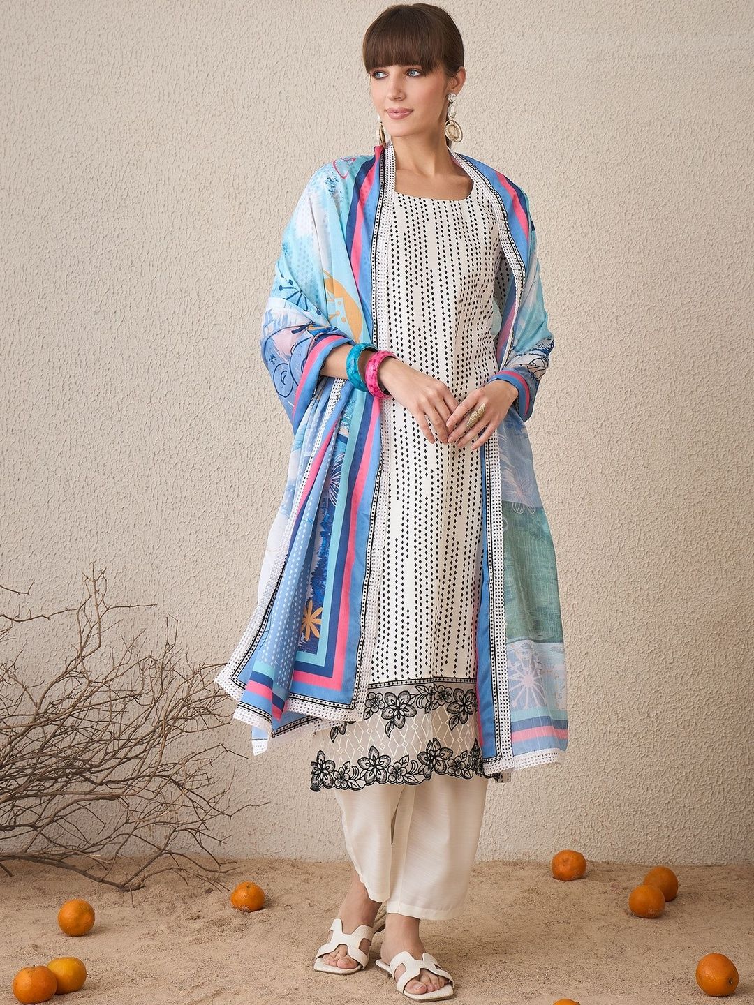 Women Geometric Printed Kurta with Trousers & Dupatta