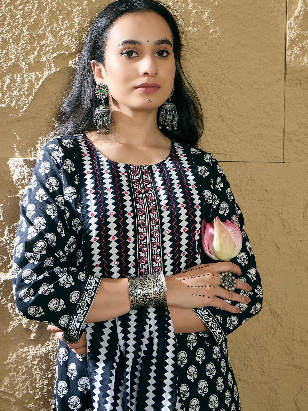 Dhiyona IE Women Ethnic Motifs Printed Thread Work Pure Cotton Kurta with Trousers & Dupatta