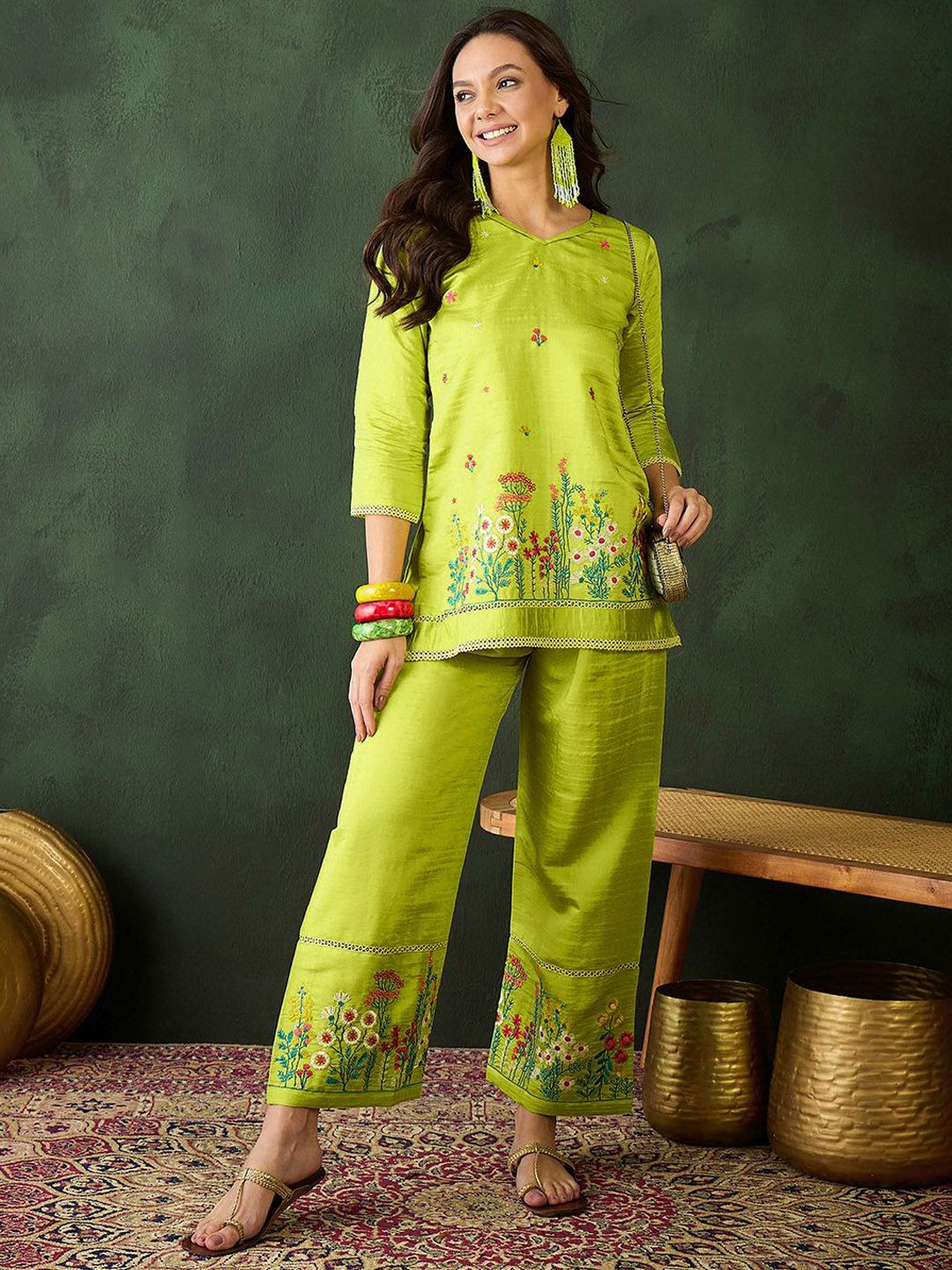 Dhiyona SN Women's Green Floral Embroidered V-Neck Kurta With Trousers