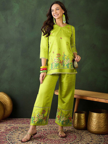 Dhiyona SN Women's Green Floral Embroidered V-Neck Kurta With Trousers