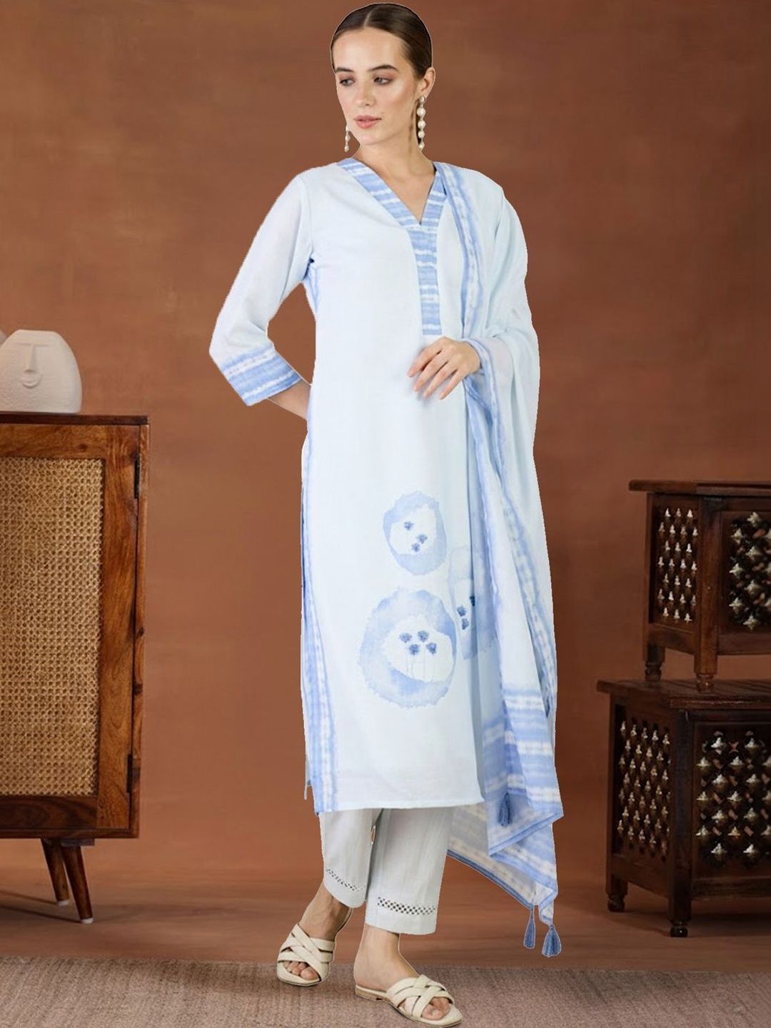 Dhiyona IE Women Dyed Regular Linen Kurta with Trousers & With Dupatta