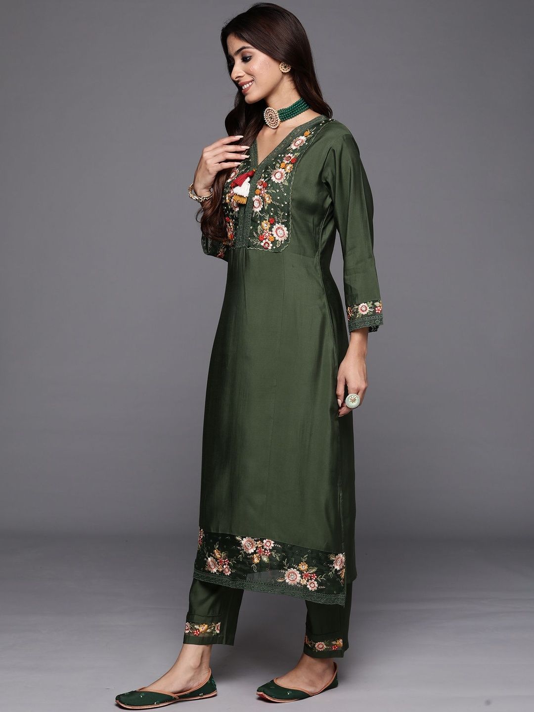 Women Floral Embroidered Thread Work Kurta with Trousers & Dupatta