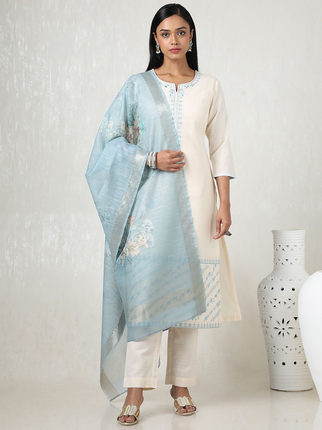 Dhiyona SO Women's Women Thread Work Kurta with Trousers & With Dupatta