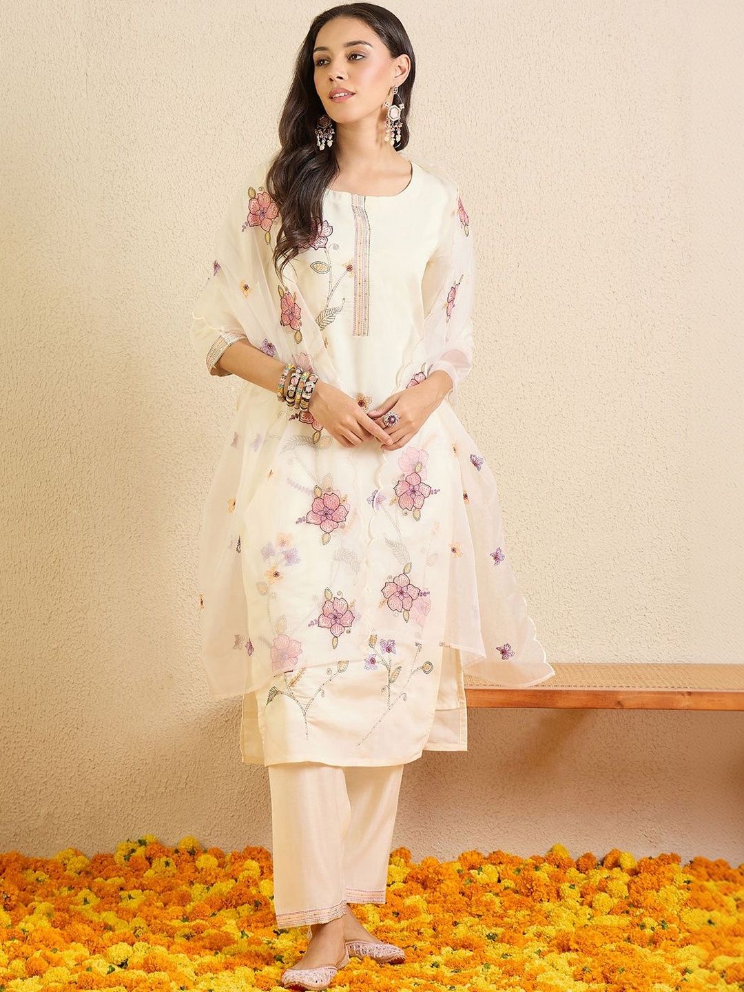 Women Floral Embroidered Regular Thread Work Kurta with Trousers & With Dupatta