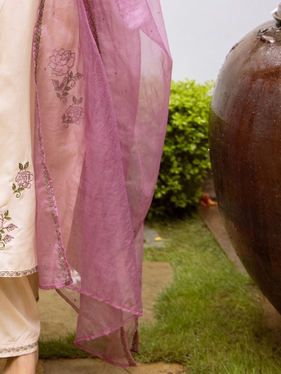 Women Floral Embroidered Regular Thread Work Kurta with Palazzos & With Dupatta