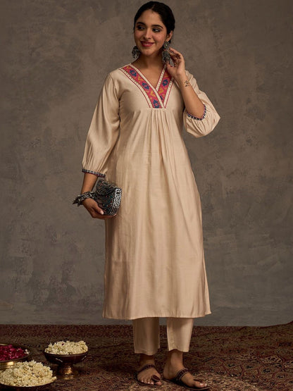 Women Ethnic Motifs Embroidered Regular Thread Work Liva Kurta with Trousers