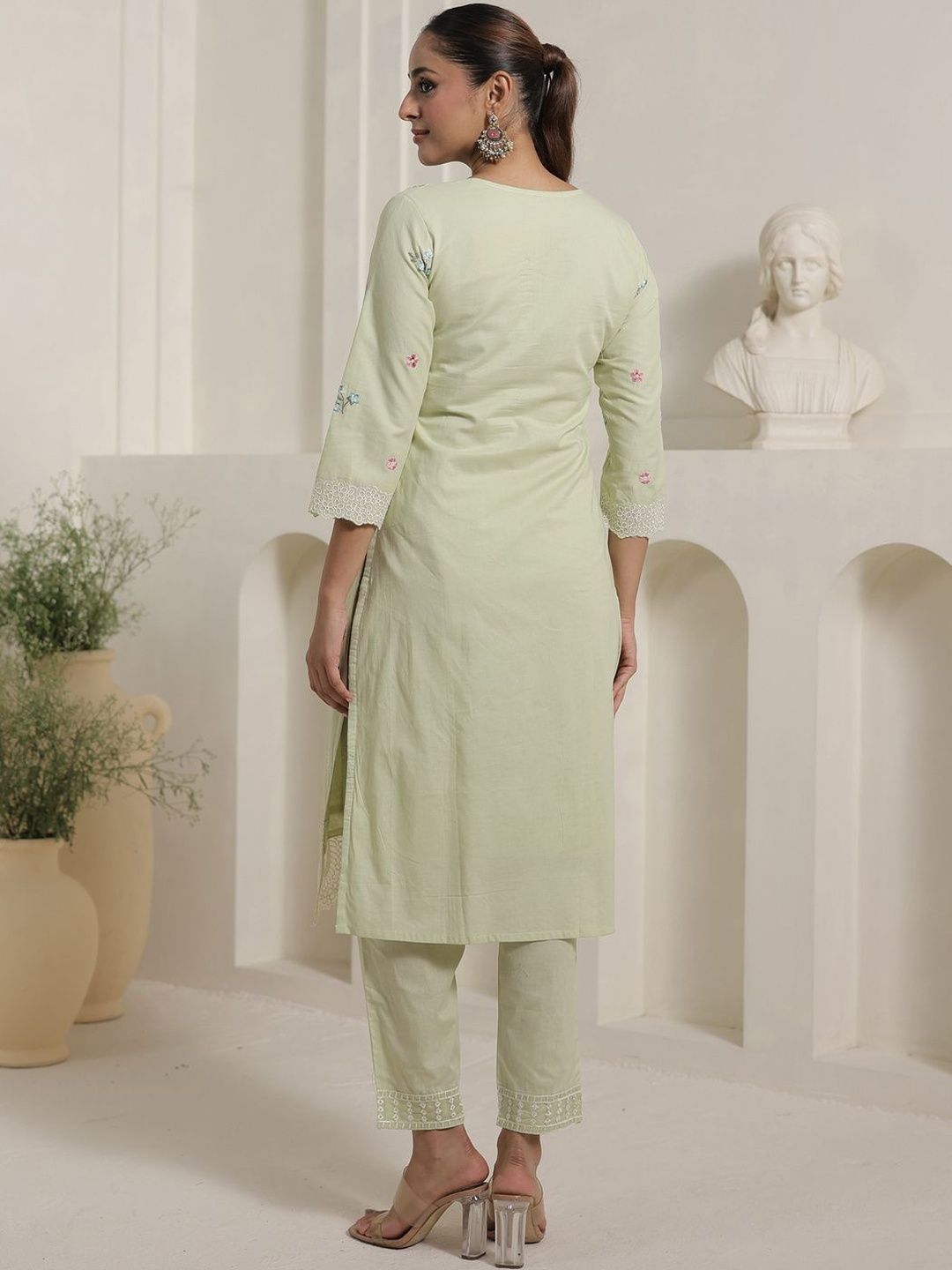 Women Floral Embroidered Thread Work Pure Cotton Kurta with Trousers & Dupatta