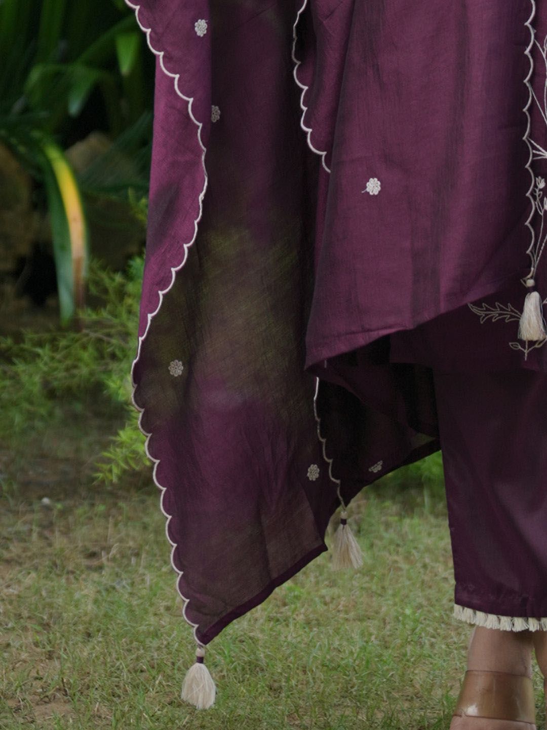 Women Floral Embroidered Regular Thread Work Kurta with Trousers With Dupatta