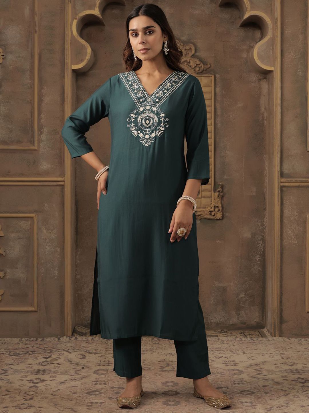 Ethnic Motifs Yoke Design V-Neck Thread Work Straight Kurta With Trousers