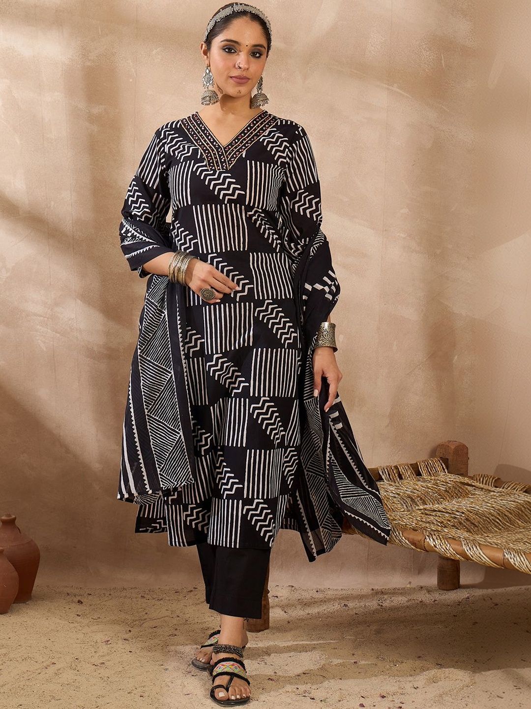 Women Printed Regular Thread Work Pure Cotton Kurta with Trousers & With Dupatta