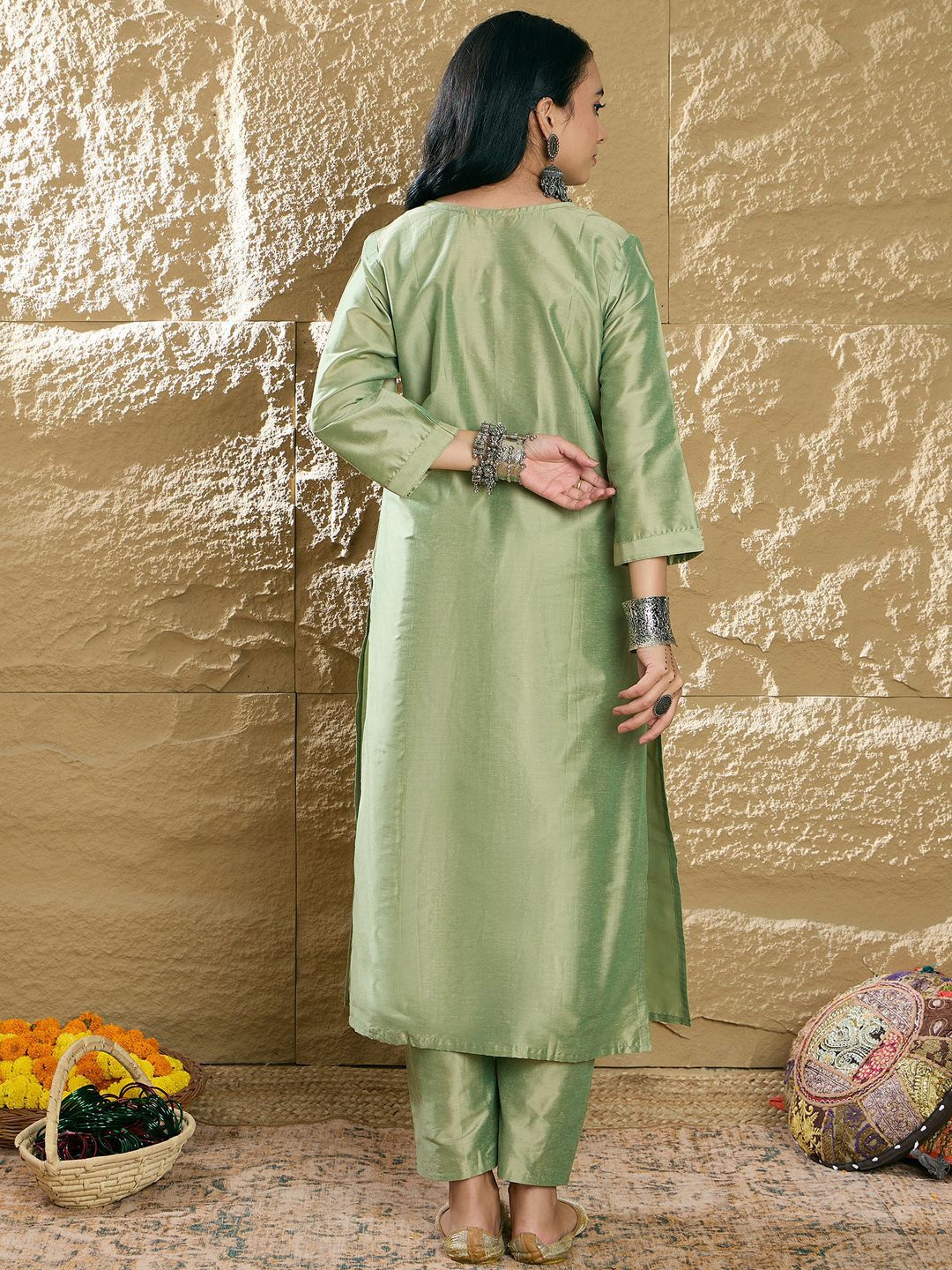 Dhiyona IE Women Floral Embroidered Regular Thread Work Kurta with Trousers