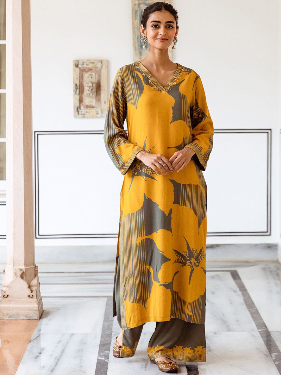 Dhiyona IS Women's Women Floral Printed Regular Kurta with Trousers
