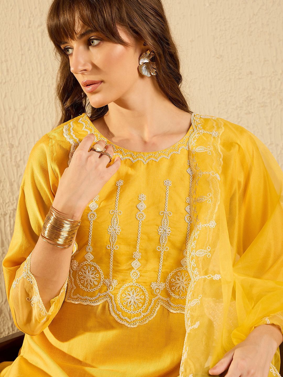 Women Floral Embroidered Regular Thread Work Liva Kurta with Trousers & With Dupatta