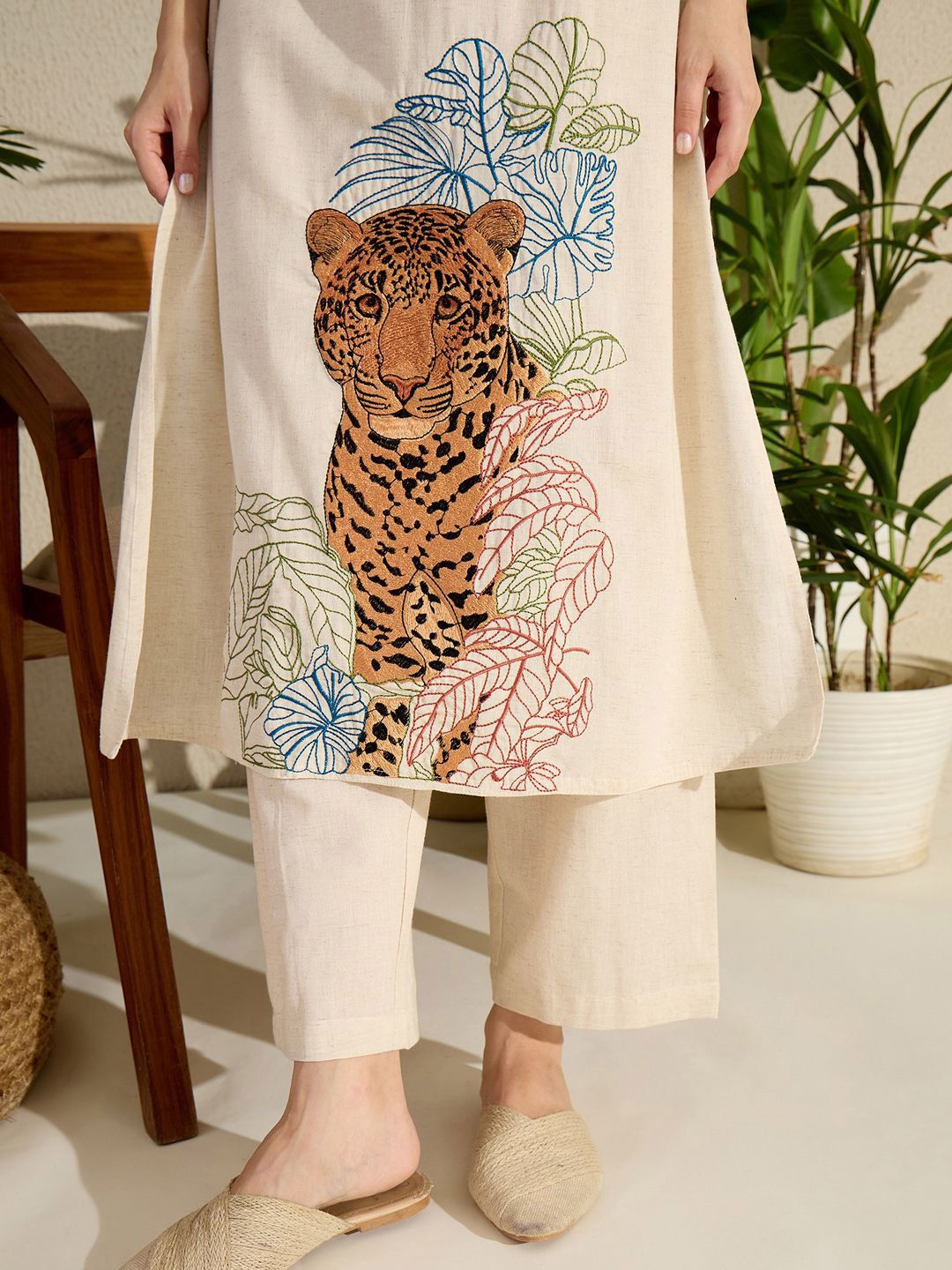 Dhiyona IE Women's Women Animal Embroidered Thread Work Pure Cotton Kurta with Trousers