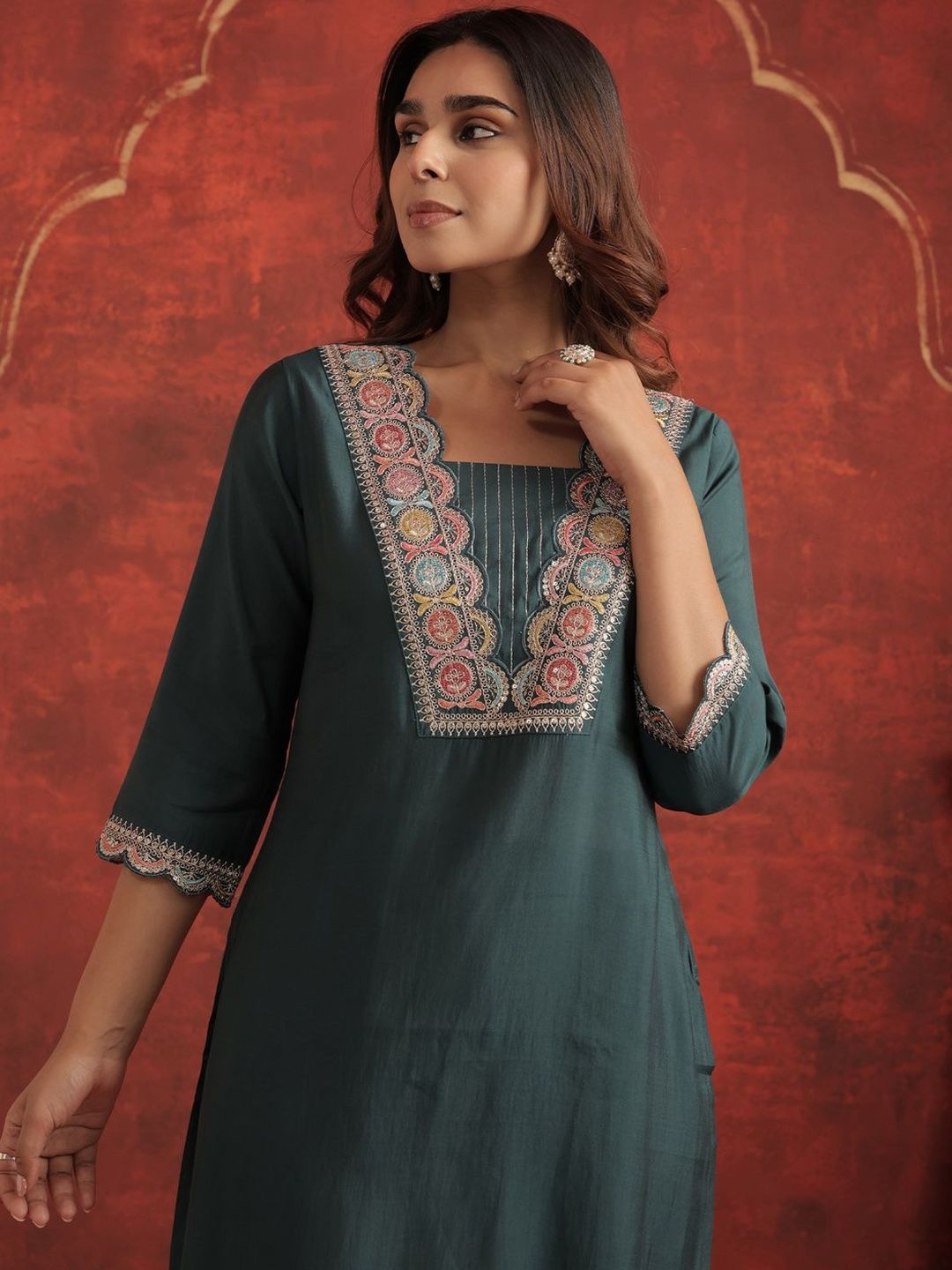Floral Yoke Design Thread Work Square Neck Straight Kurta With Trousers