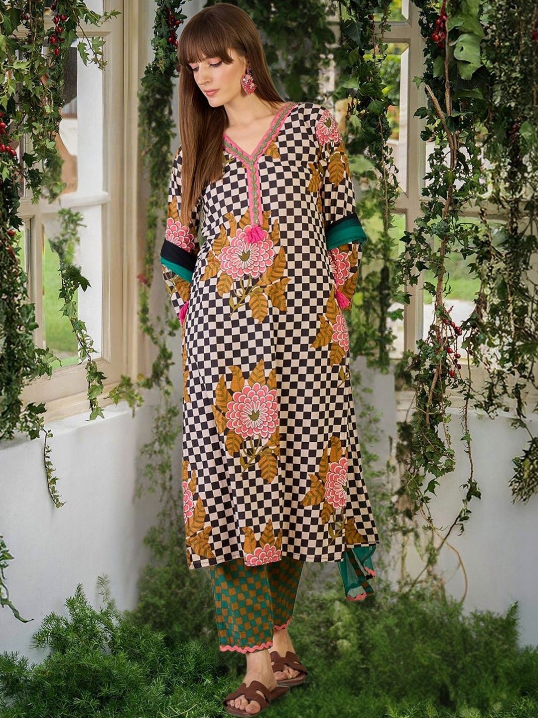 Women Printed Regular Thread Work Pure Cotton Kurta with Trousers & With Dupatta