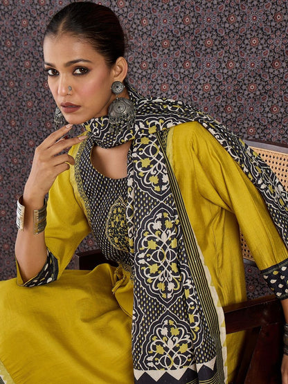 Women Ethnic Motifs Printed Regular Kurta with Trousers & With Dupatta