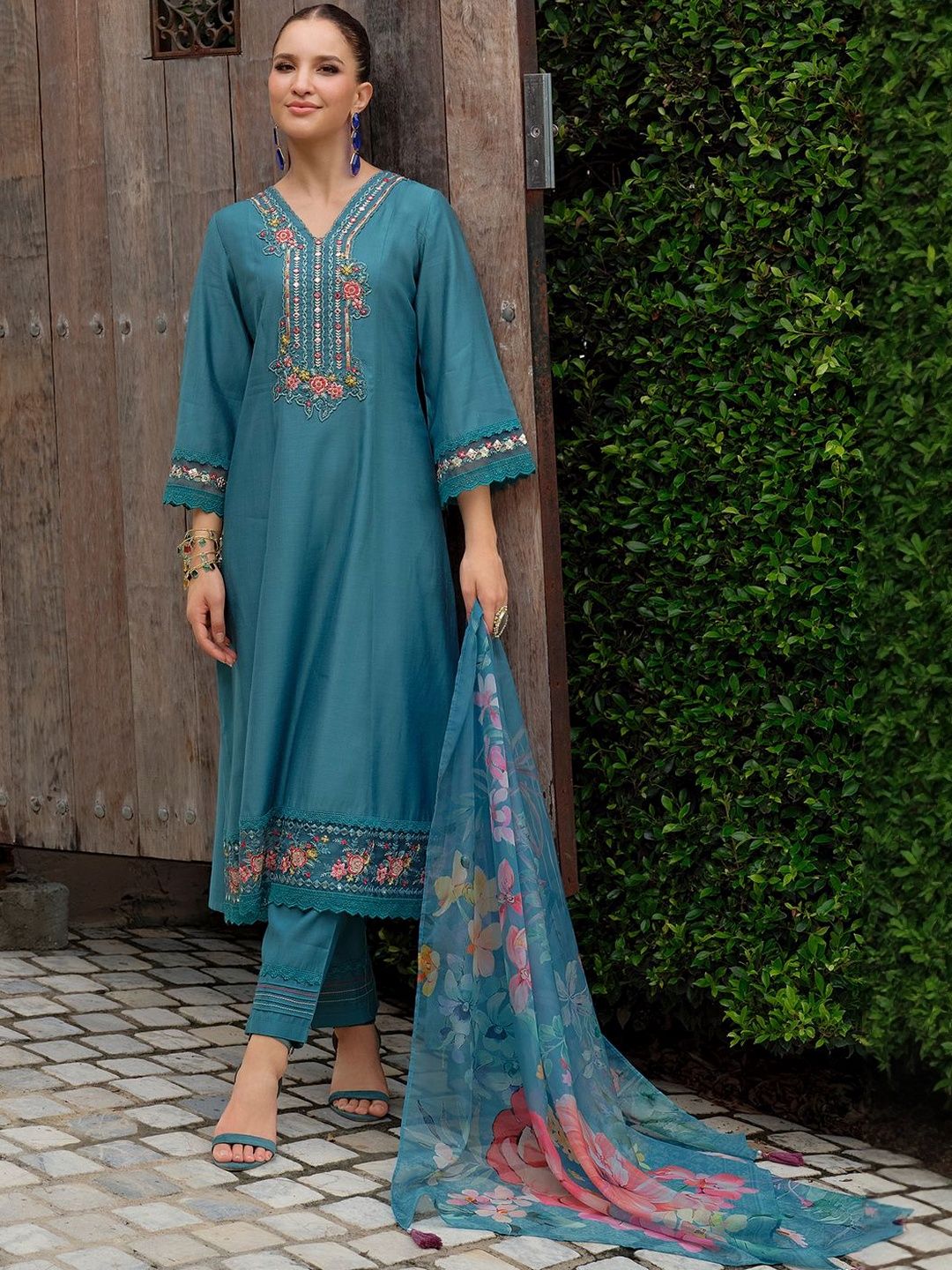 Floral Embroidered Thread Work Straight Kurta With Trousers & Dupatta