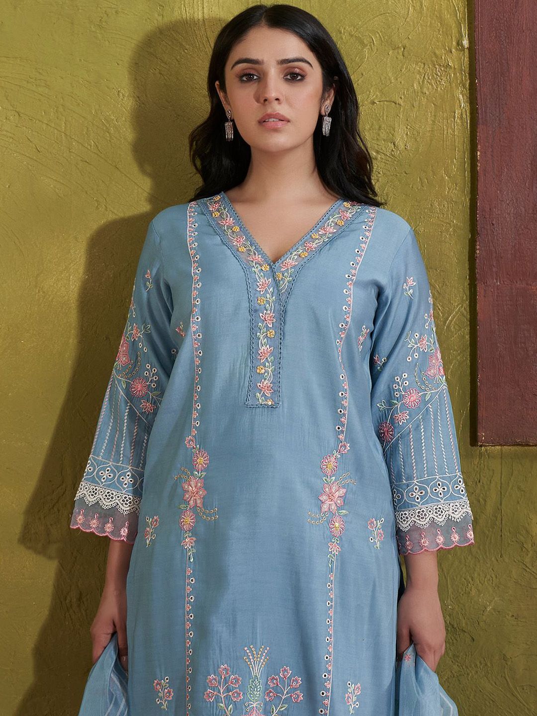 Women Floral Embroidered Regular Thread Work Kurta with Trousers & With Dupatta