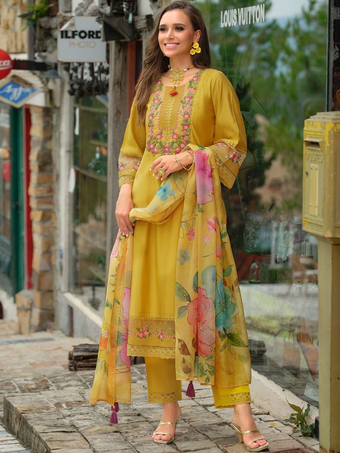 Women Floral Embroidered Regular Thread Work Kurta with Trousers & With Dupatta