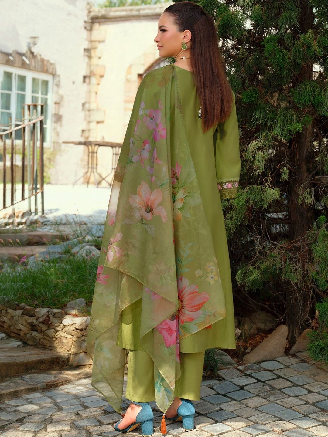 Floral Embroidered Round Neck Thread Work Kurta With Trousers & Dupatta