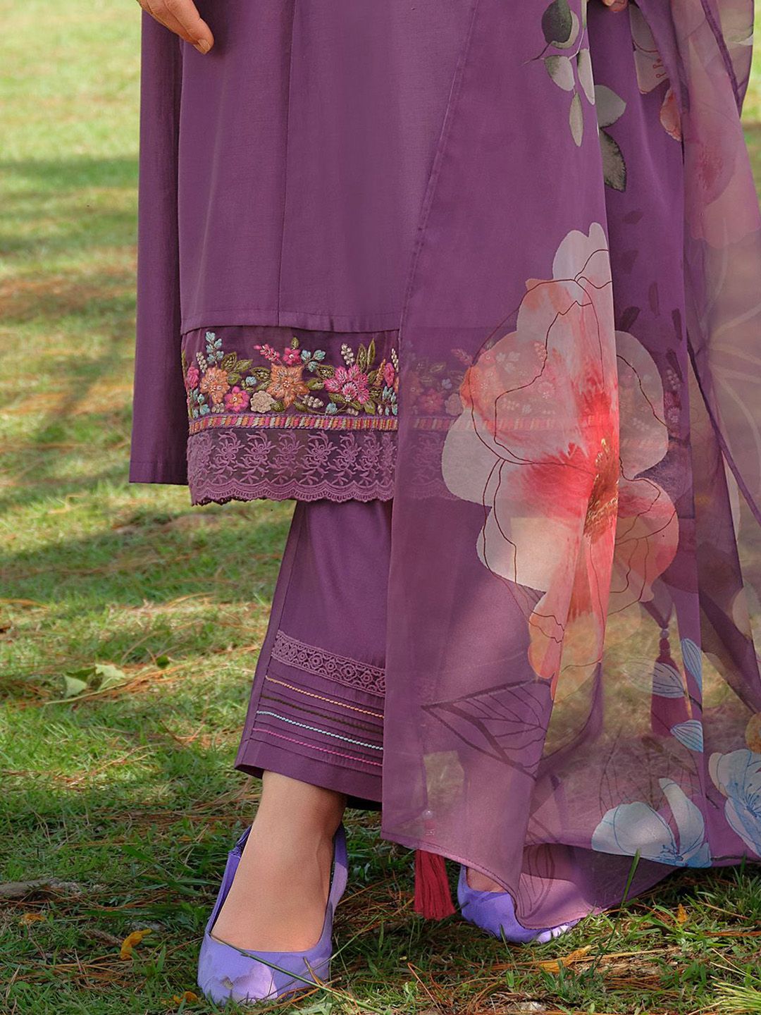 Women Embroidered Thread Work Kurta with Trousers & Dupatta