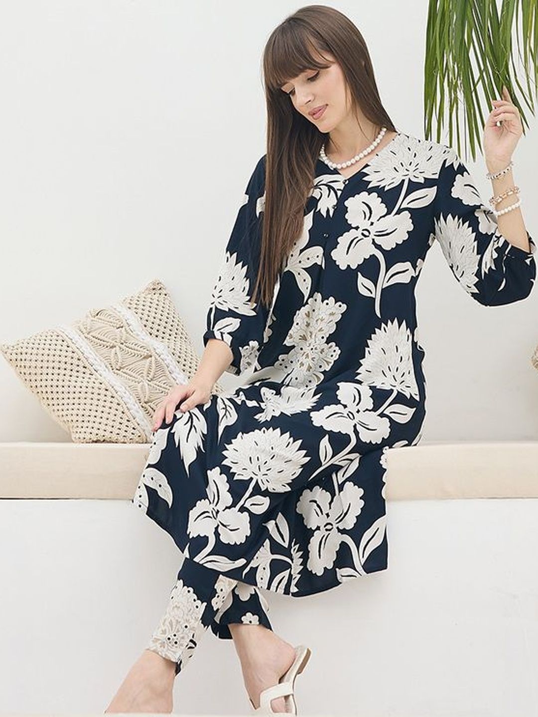 Dhiyona IE Women Floral Printed Regular Kurta with Trousers