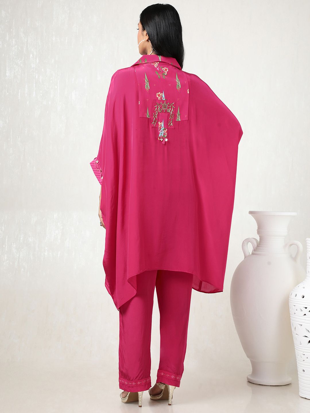 Dhiyona SO Women's Women Floral Printed Regular Beads and Stones Silk Crepe Kurta with Trousers