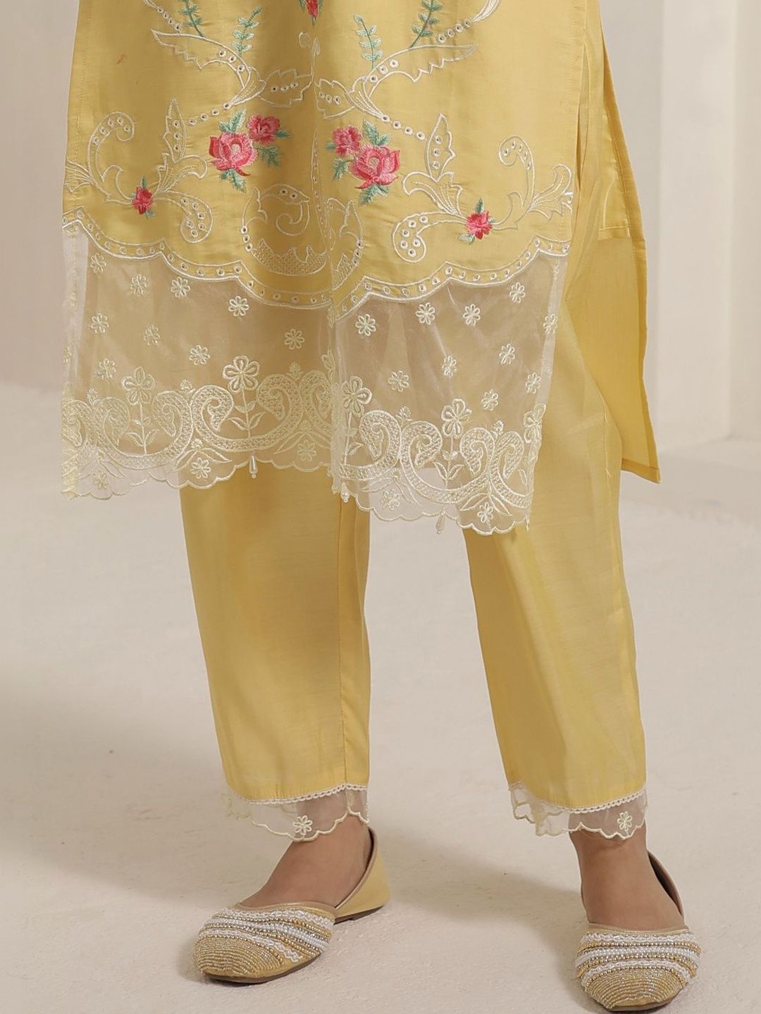 Women Floral Embroidered Regular Thread Work Kurta with Trousers & With Dupatta