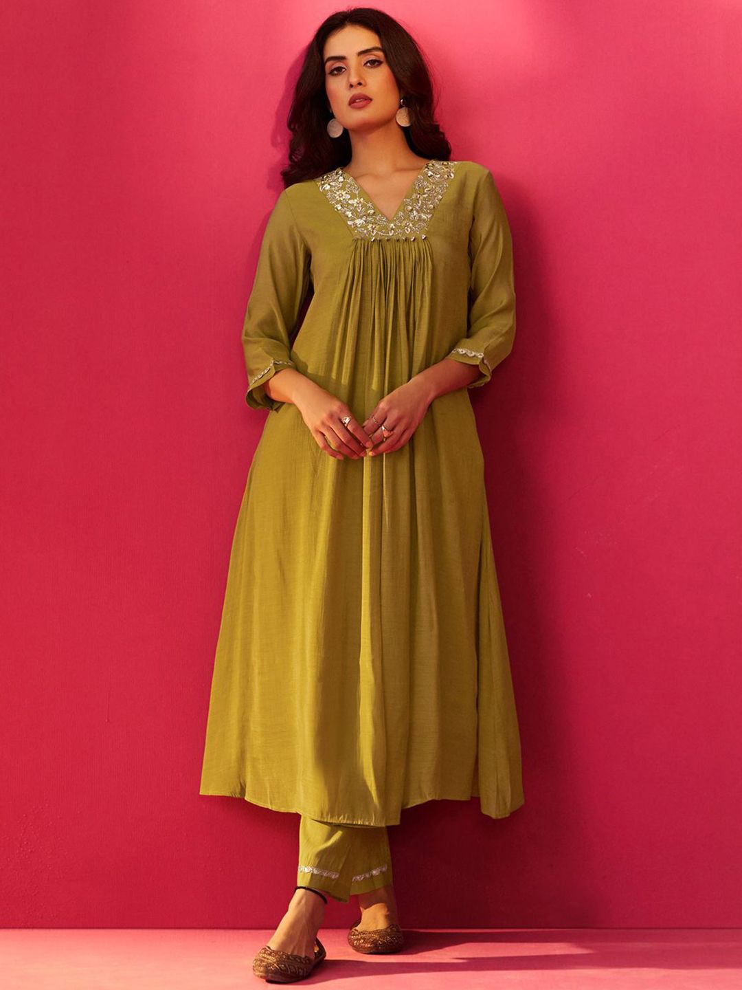 Women Floral Embroidered Pleated Sequinned Kurta with Trousers