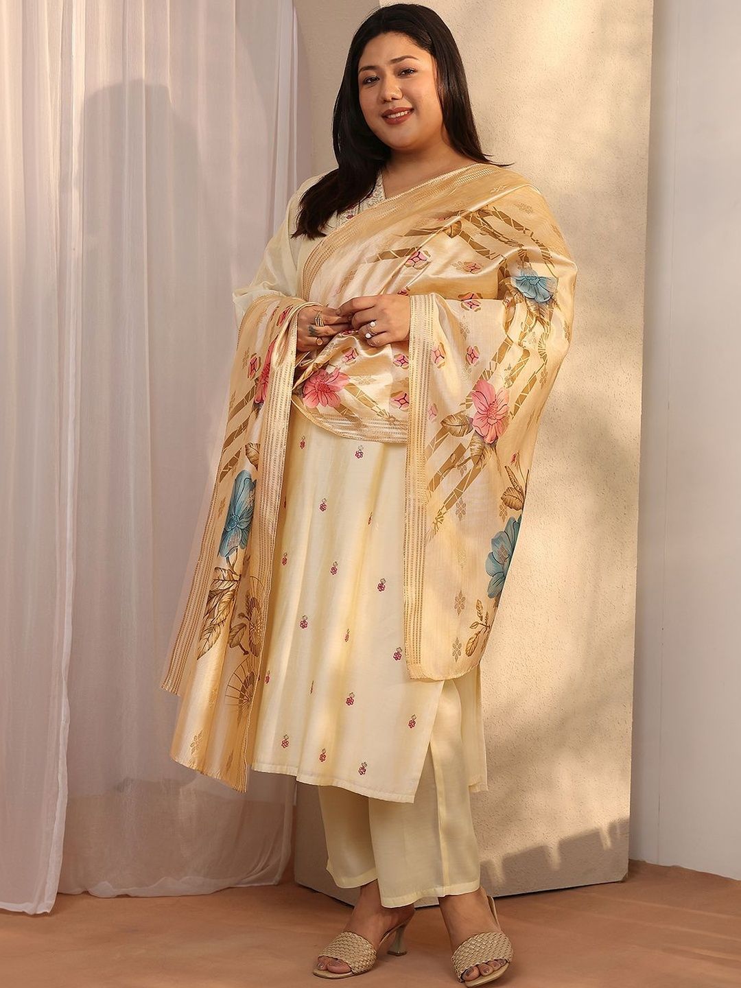 Dhiyona Women's Plus Size Floral Embroidered Kurta with Trousers & With Dupatta