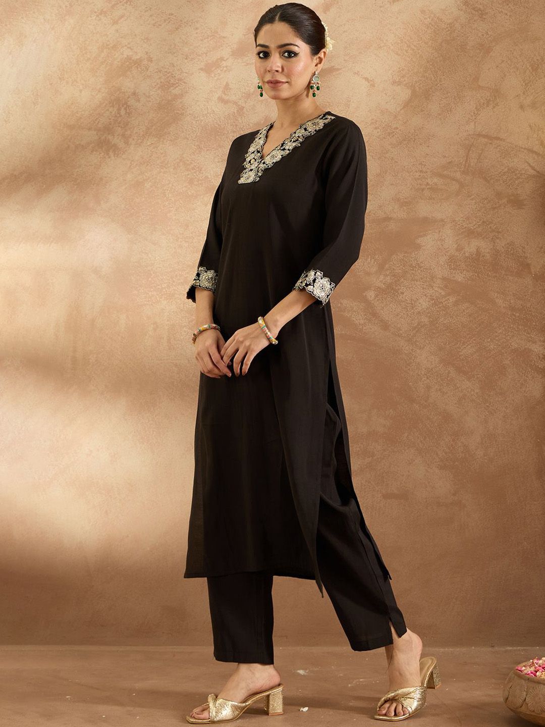 Women Floral Kurta with Trousers