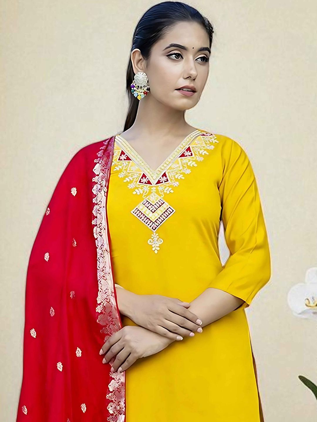 Dhiyona SN Women's Floral Embroidered Thread Work V-Neck Straight Kurta With Trouser And Dupatta