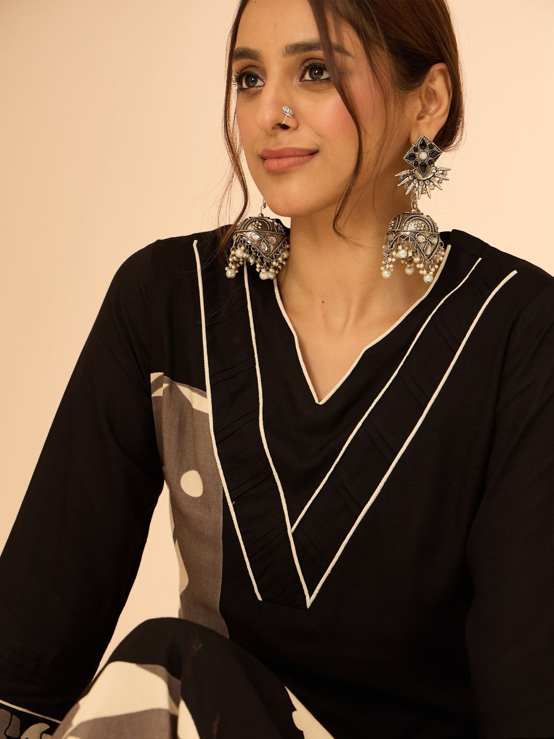 Women Printed Regular Kurta with Trousers