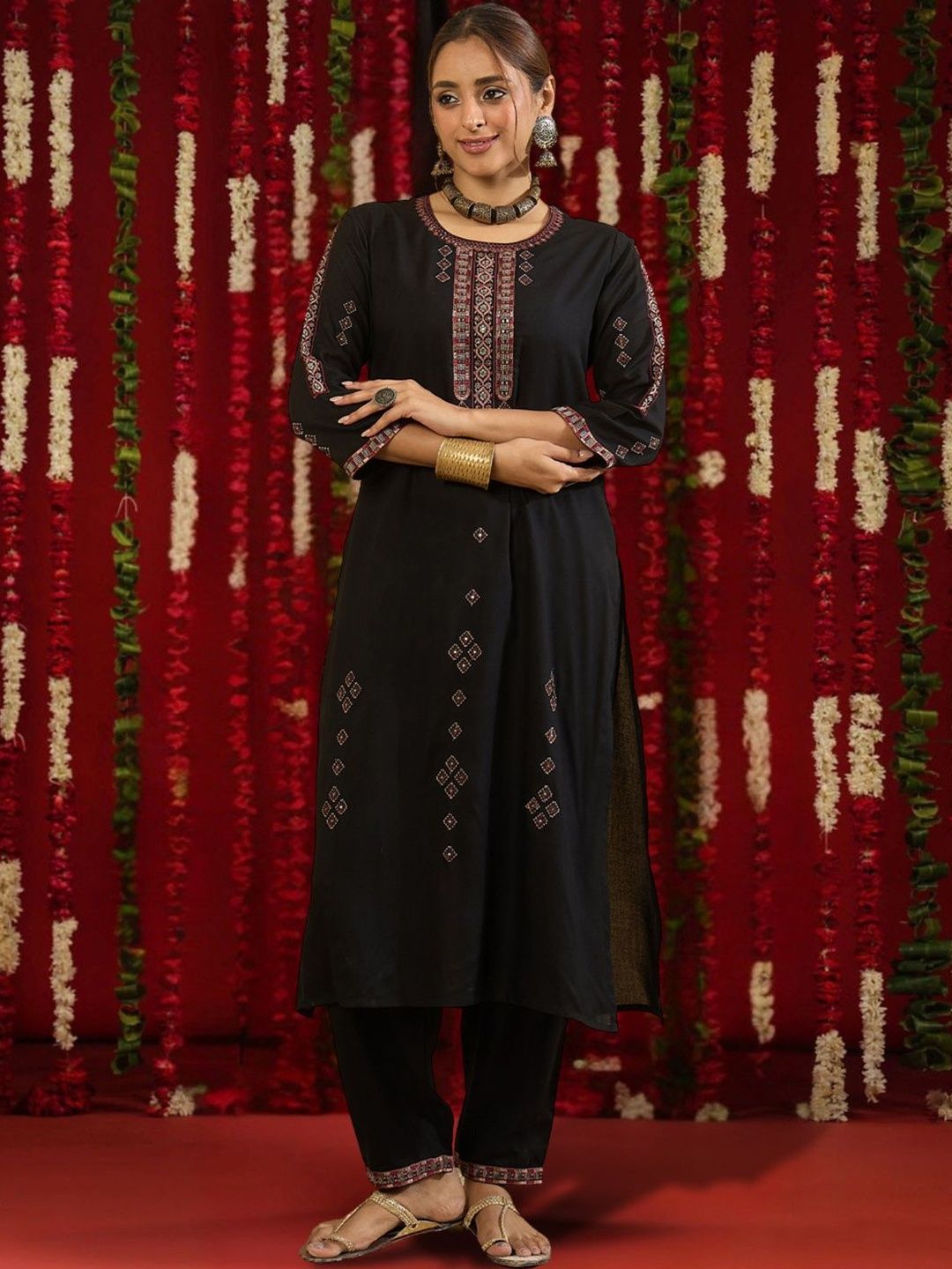 Women Ethnic Motifs Embroidered Regular Thread Work Kurta with Trousers