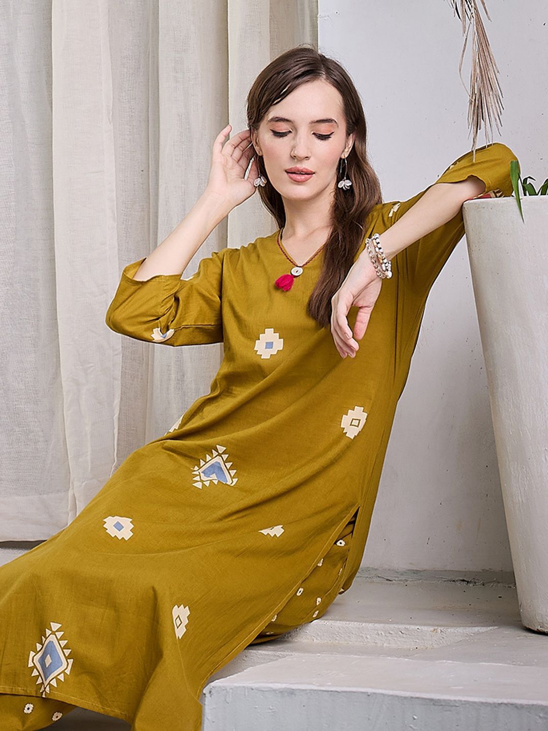 Women Geometric Printed Cotton Kurta with Trousers