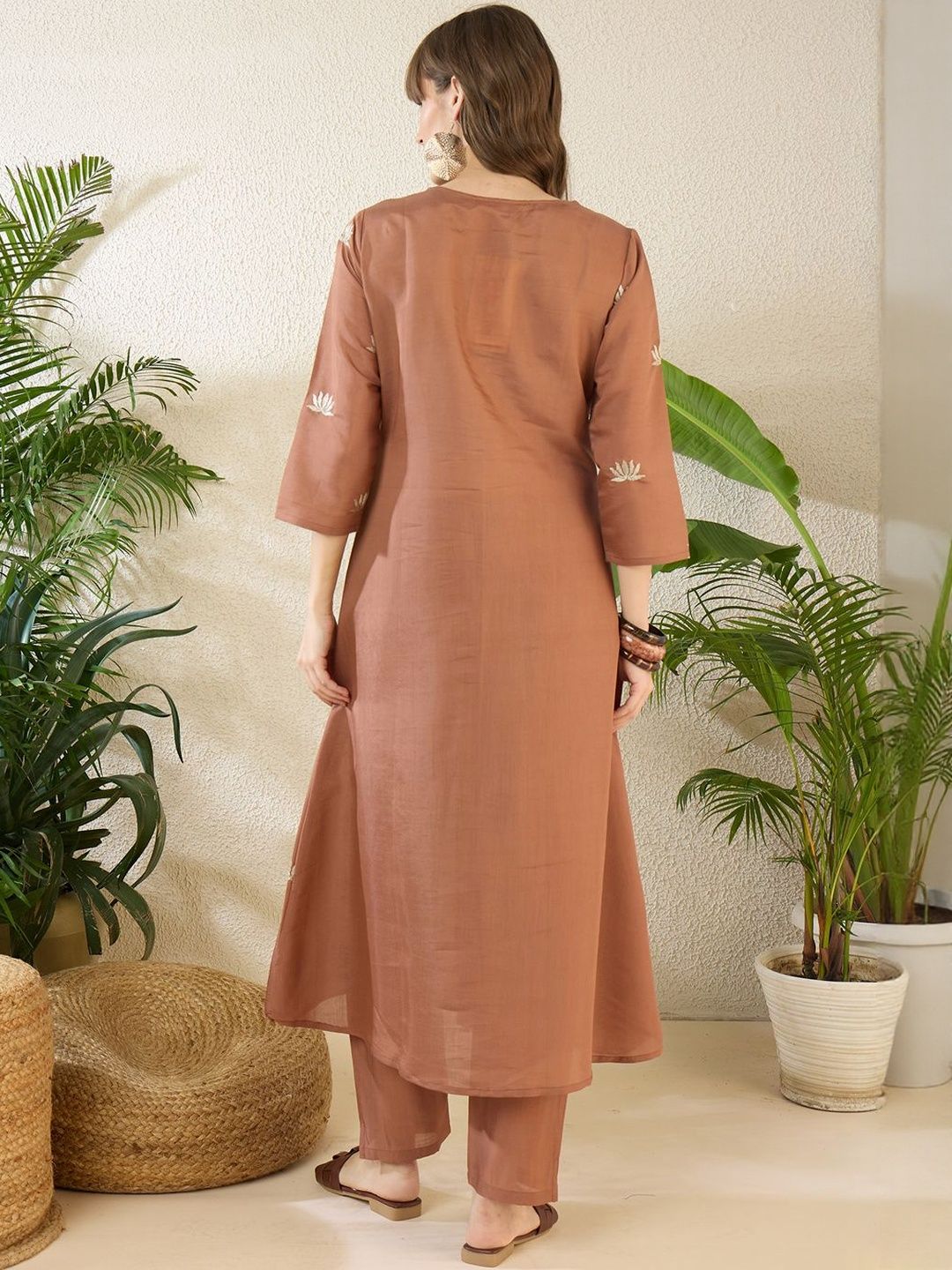 Dhiyona IE Floral Embroidered V-Neck Three-Quarter Sleeves Tunic And Trousers