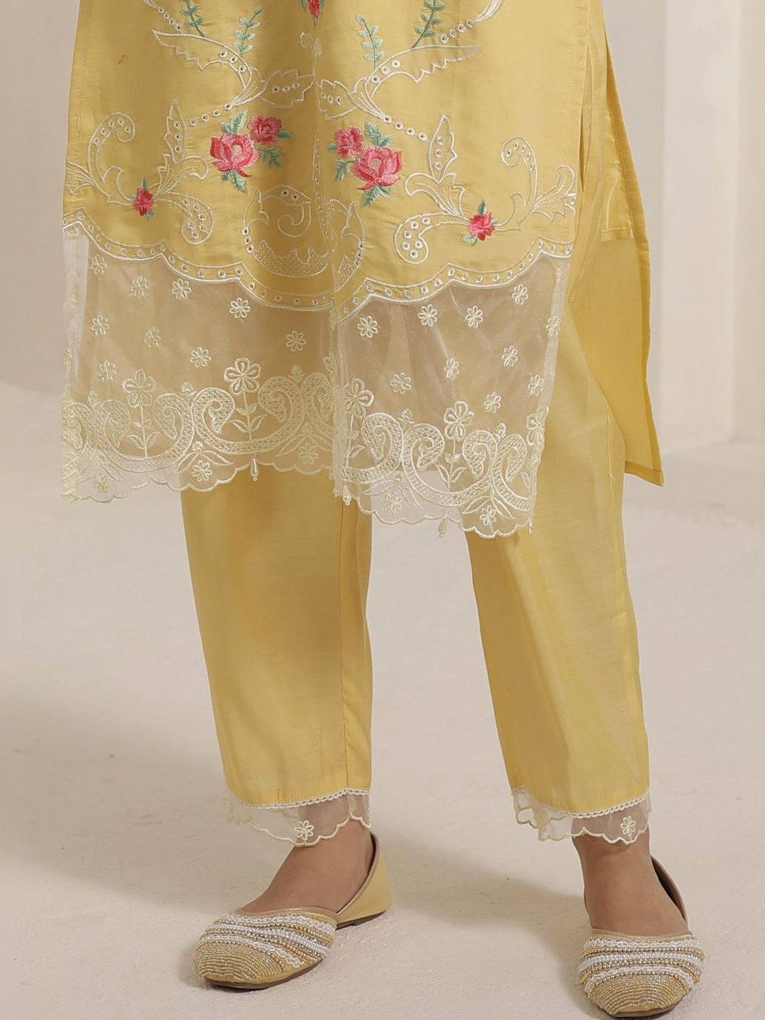 Women Floral Embroidered Regular Thread Work Kurta with Trousers & With Dupatta