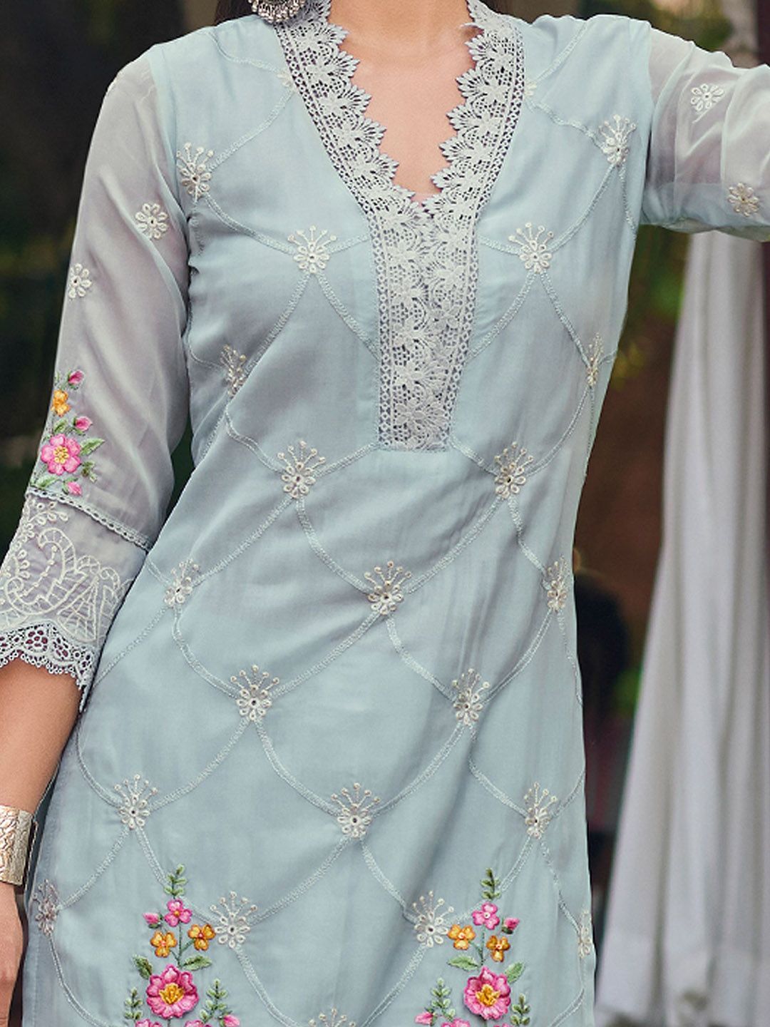 Women Floral Embroidered Regular Thread Work Kurta with Trousers & With Dupatta