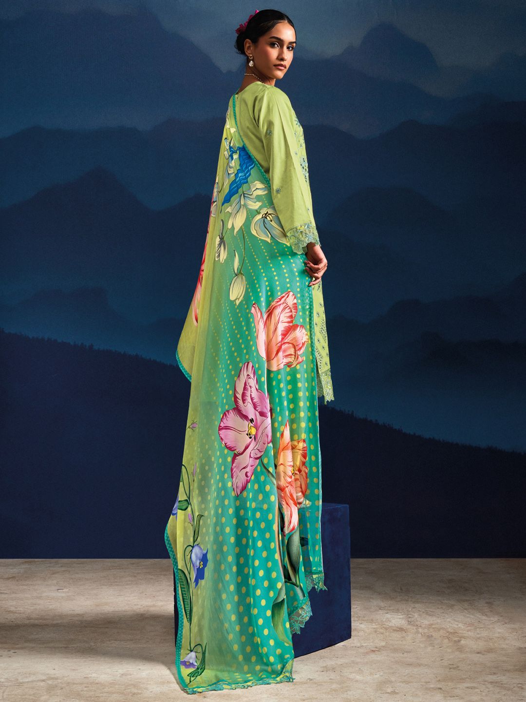 Women Floral Embroidered Regular Thread Work Kurta with Trousers & With Dupatta