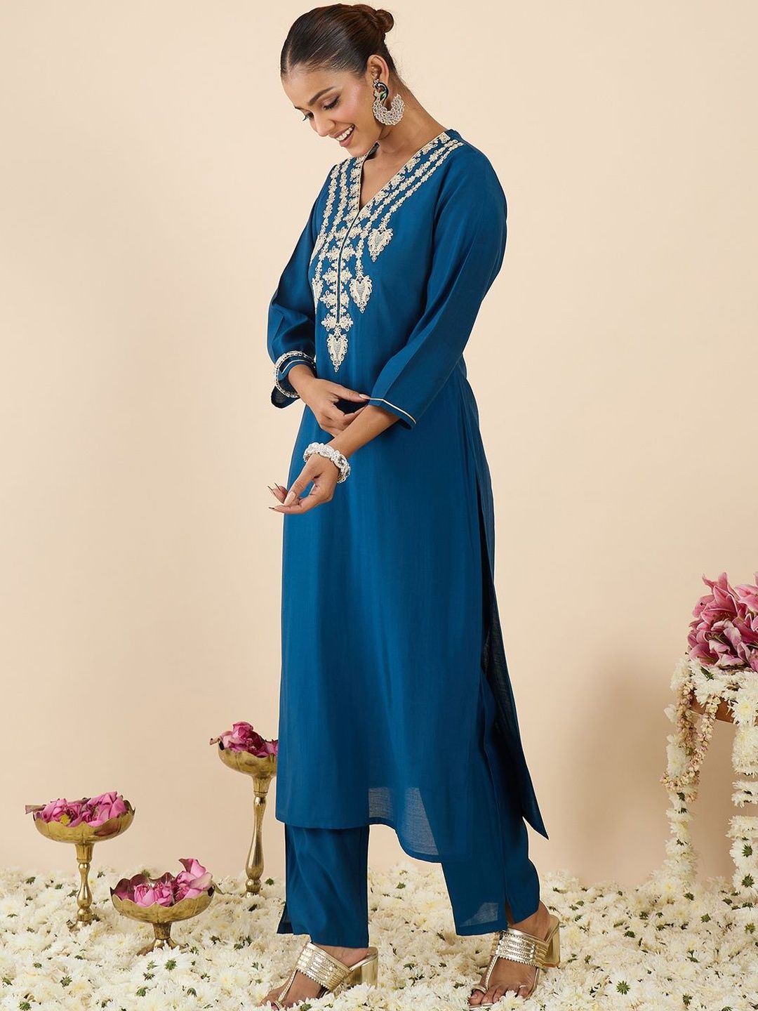 Dhiyona IE Embroidered V-Neck Three-Quarter Sleeves Tunic And Trousers
