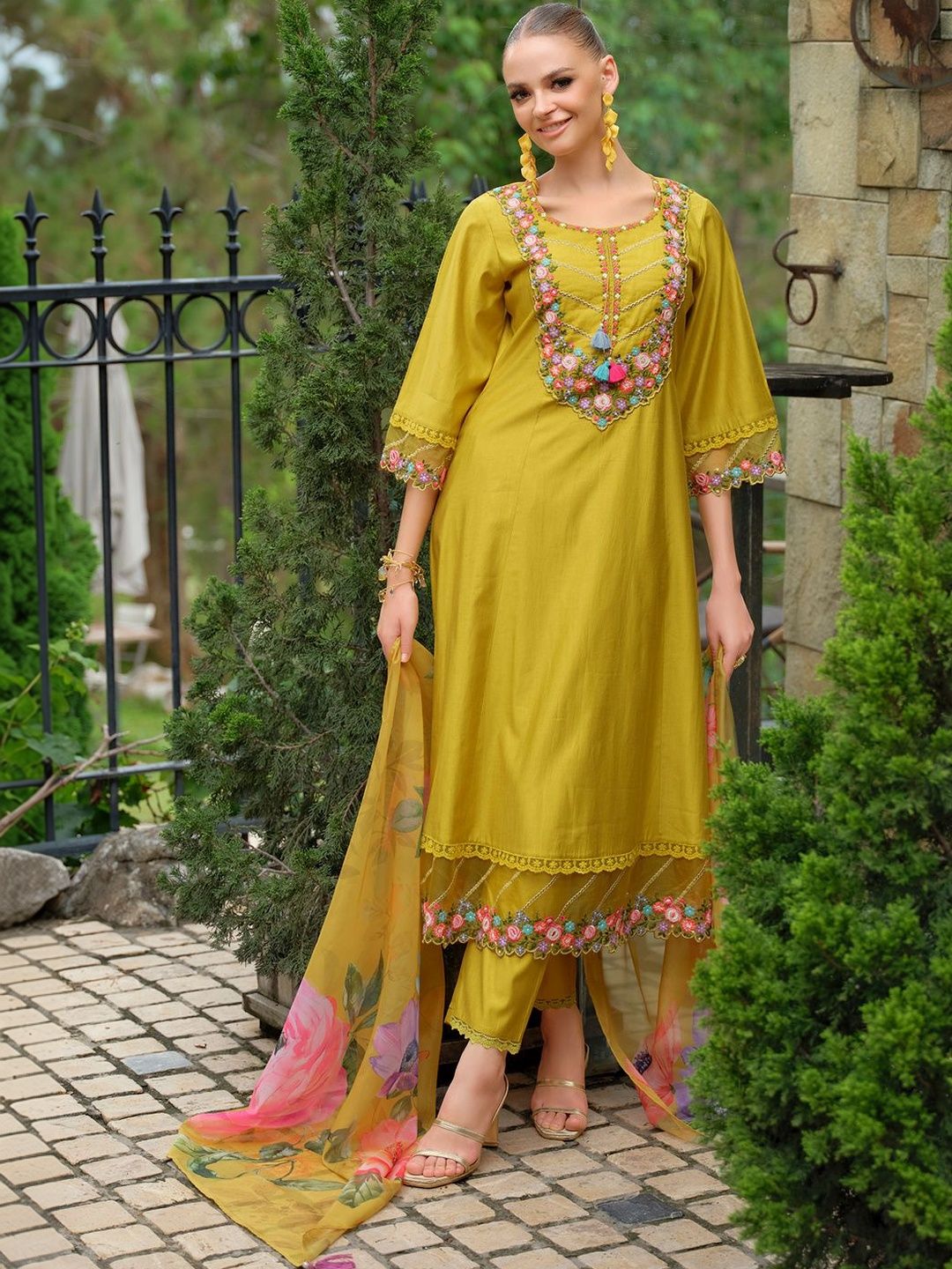 Women Floral Embroidered Regular Beads and Stones Liva Kurta with Trousers & With Dupatta