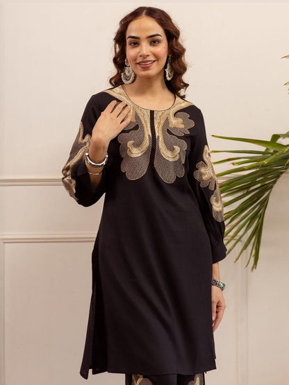 Women Embroidered Regular Thread Work Kurta with Palazzos